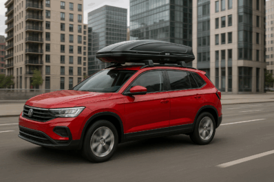 Crveni SUV sa Thule krovnim koferom vozi kroz Beograd