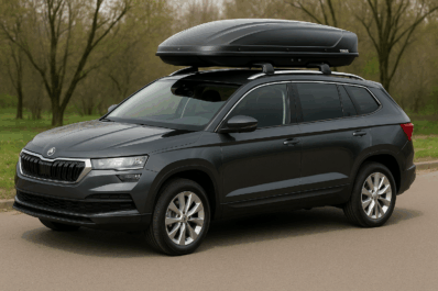 SUV sa Thule krovnim koferom iznajmljenim u Beogradu, spreman za putovanje